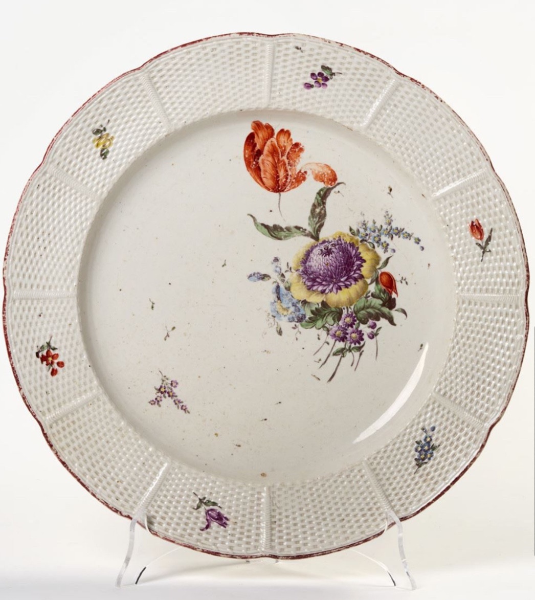 Piatto in porcellana di Frankenthal XVIII secolo decoro floreale cm 34,5