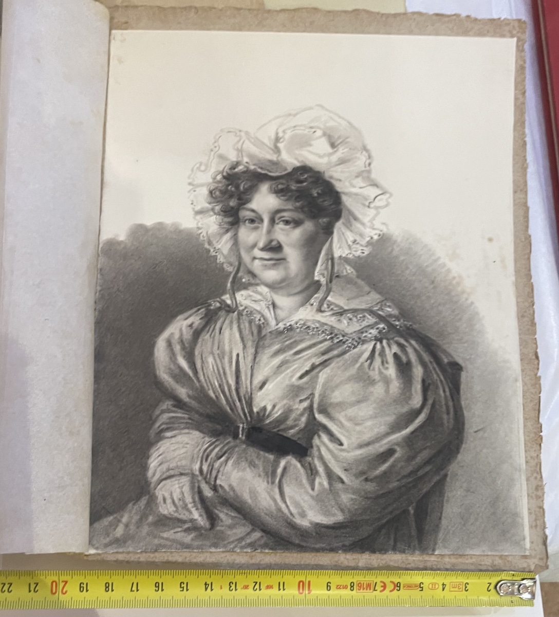 Ritratto a carboncino di dama in abito con maniche a sbuffo e cuffia di pizzo, 1830 ca.  -photo-2