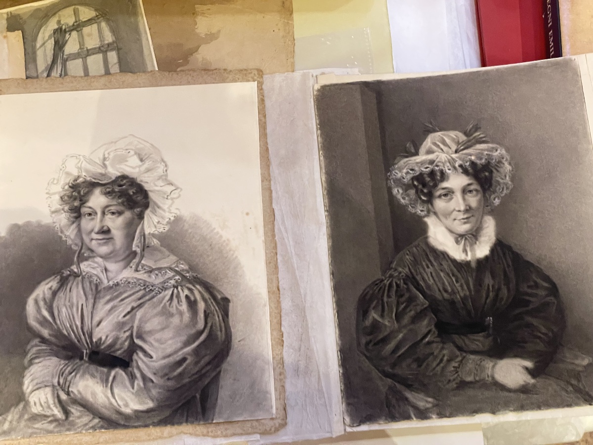 Ritratto a carboncino di dama in abito con maniche a sbuffo e cuffia di pizzo, 1830 ca.  -photo-5