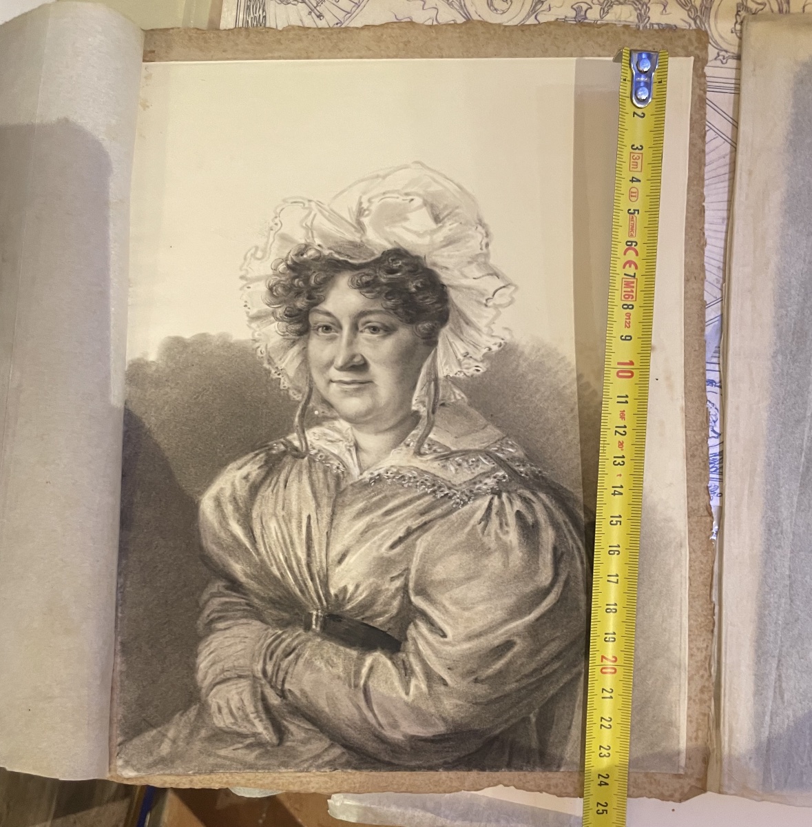 Ritratto a carboncino di dama in abito con maniche a sbuffo e cuffia di pizzo, 1830 ca.  -photo-6