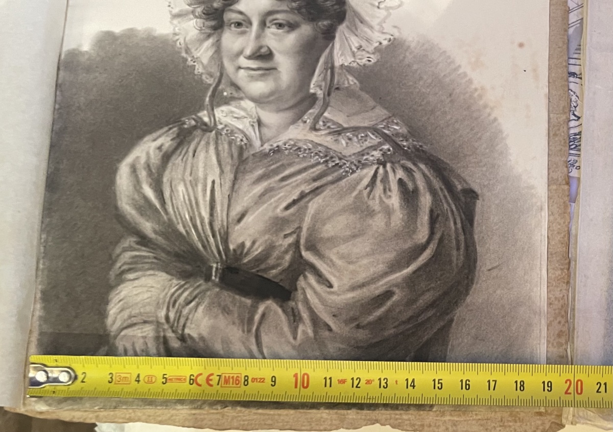 Ritratto a carboncino di dama in abito con maniche a sbuffo e cuffia di pizzo, 1830 ca.  -photo-7
