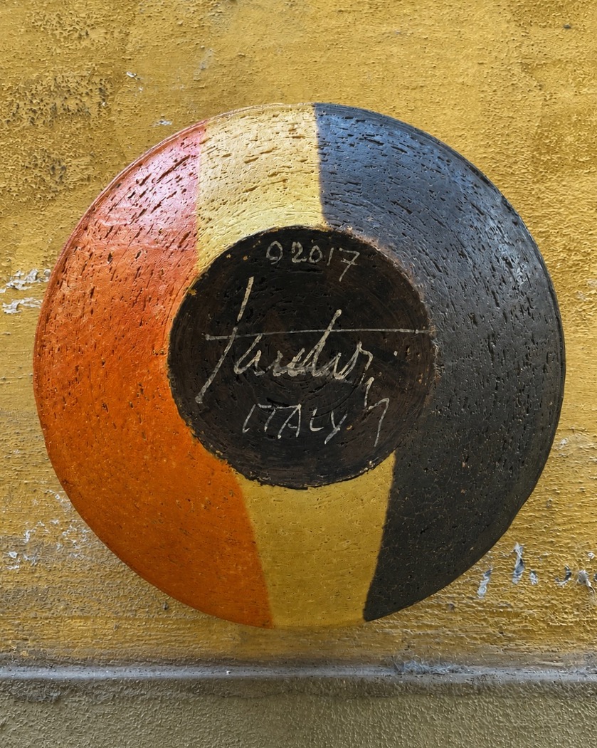 Marcello Fantoni, ciotola in ceramica policroma firmata «Fantoni Italy», modello 920/7  