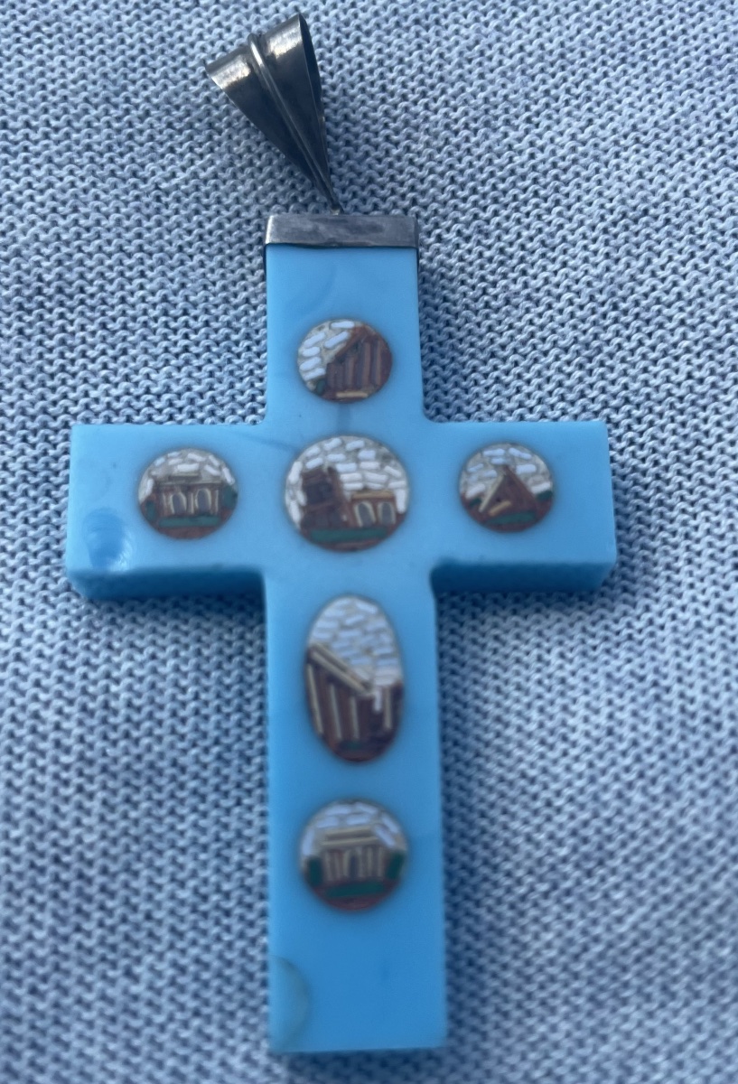 Croce in micromosaico su pasta vitrea azzurra con monumenti dell’antica Roma, metà XIX secolo  