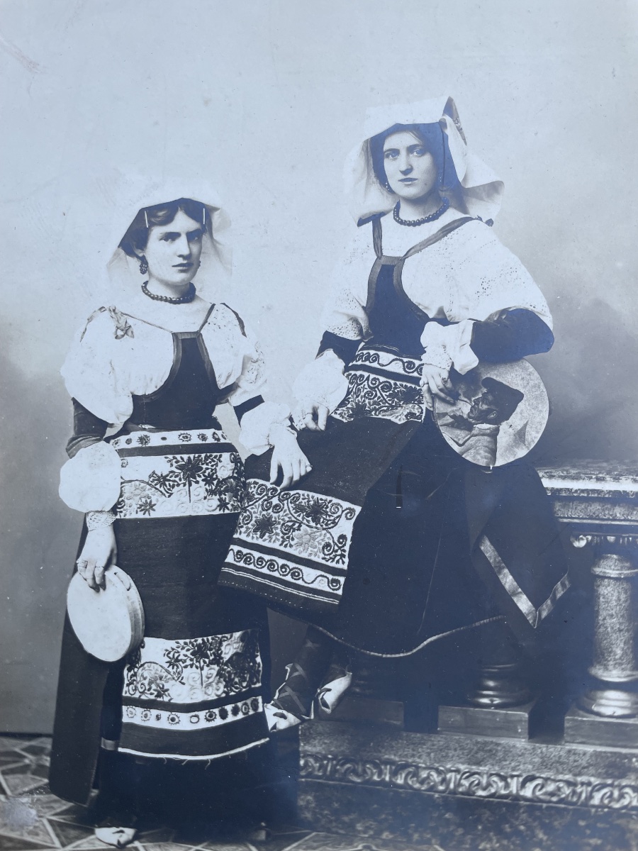 Fotografia di due ciociare in costume tradizionale – Roma, fine XIX secolo-photo-4