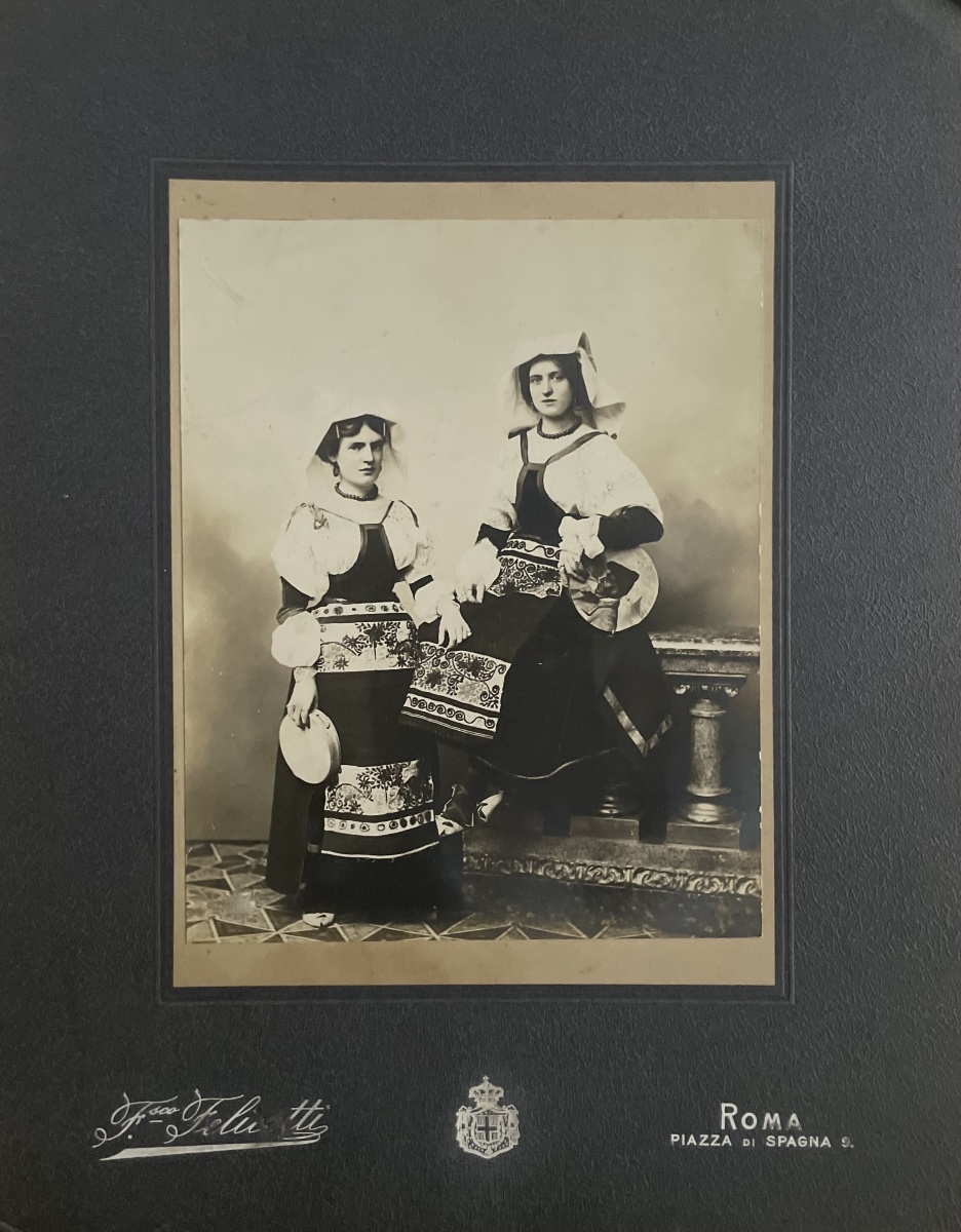Fotografia di due ciociare in costume tradizionale – Roma, fine XIX secolo