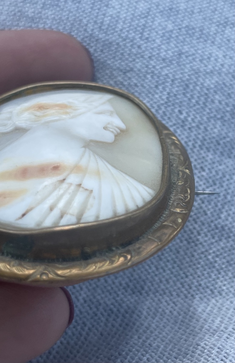 Cammeo in conchiglia con profilo femminile, montatura in metallo cesellato, XIX secolo  -photo-2