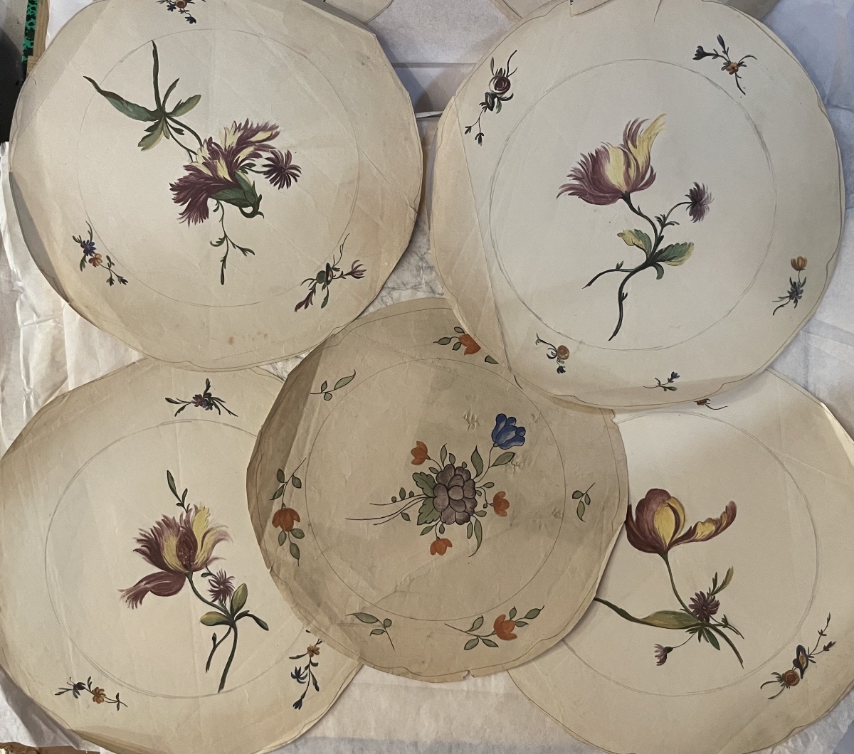 Sette disegni di decori floreali per piatti in ceramica,, da modelli del XVIII secolo