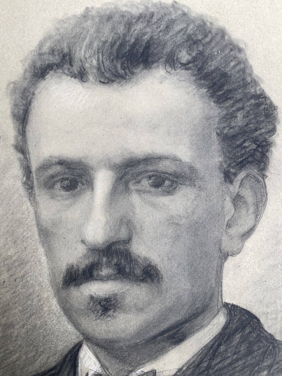 Disegno, ritratto di uomo con baffi e papillon, atelier di Enrico Reffo, cm 32 × 45 -photo-2