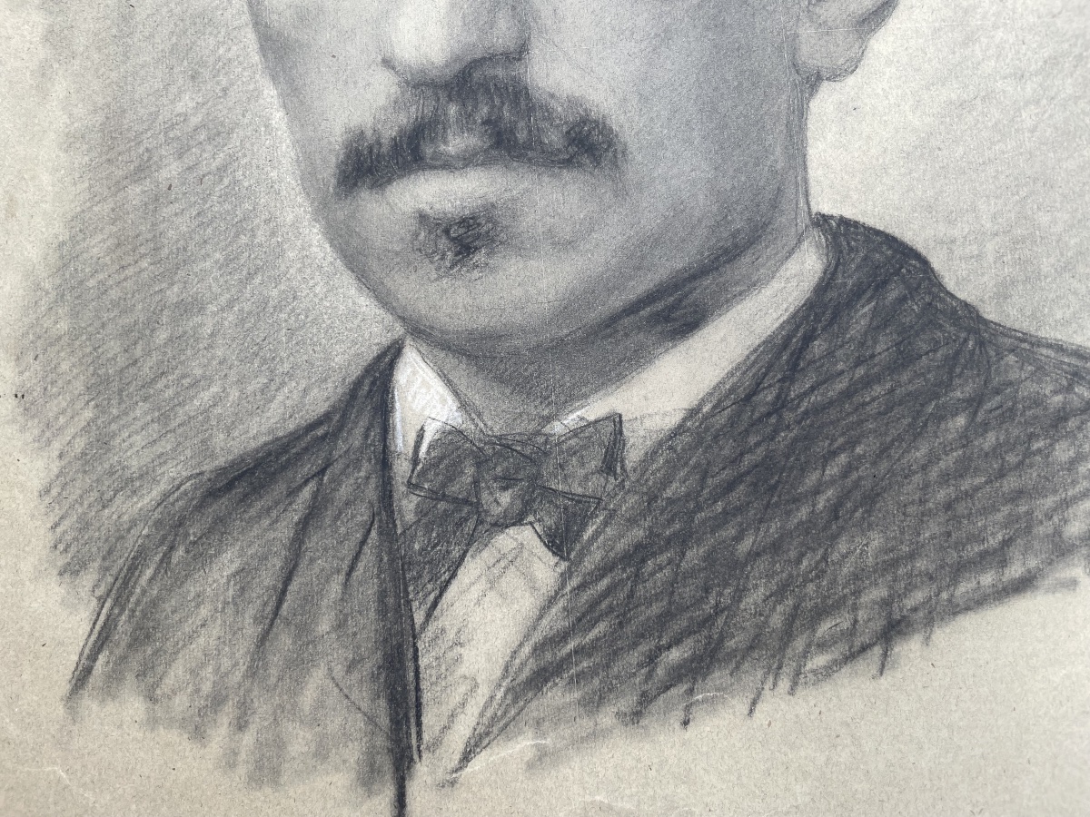 Disegno, ritratto di uomo con baffi e papillon, atelier di Enrico Reffo, cm 32 × 45 -photo-1