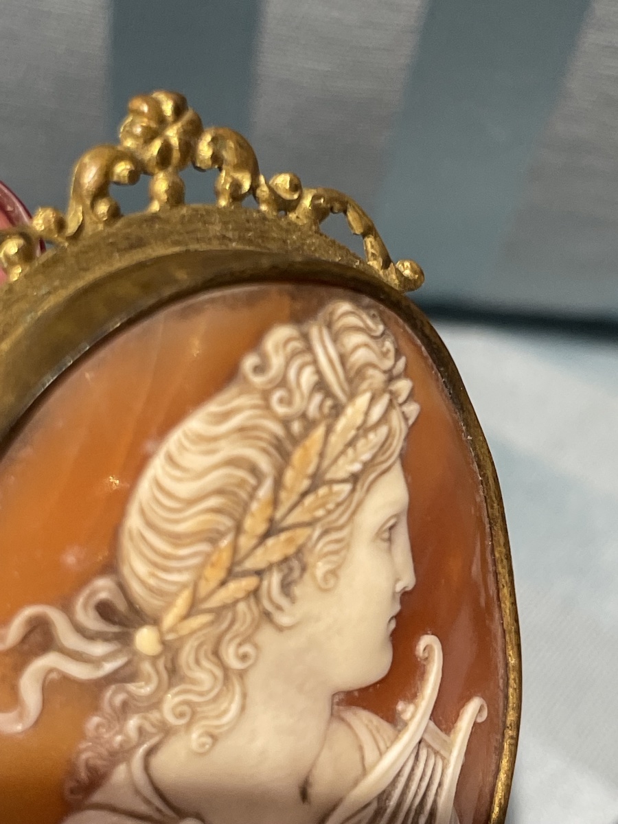 Apollo con lira e corona d’alloro. Cammeo in conchiglia, Italia, XIX secolo-photo-4