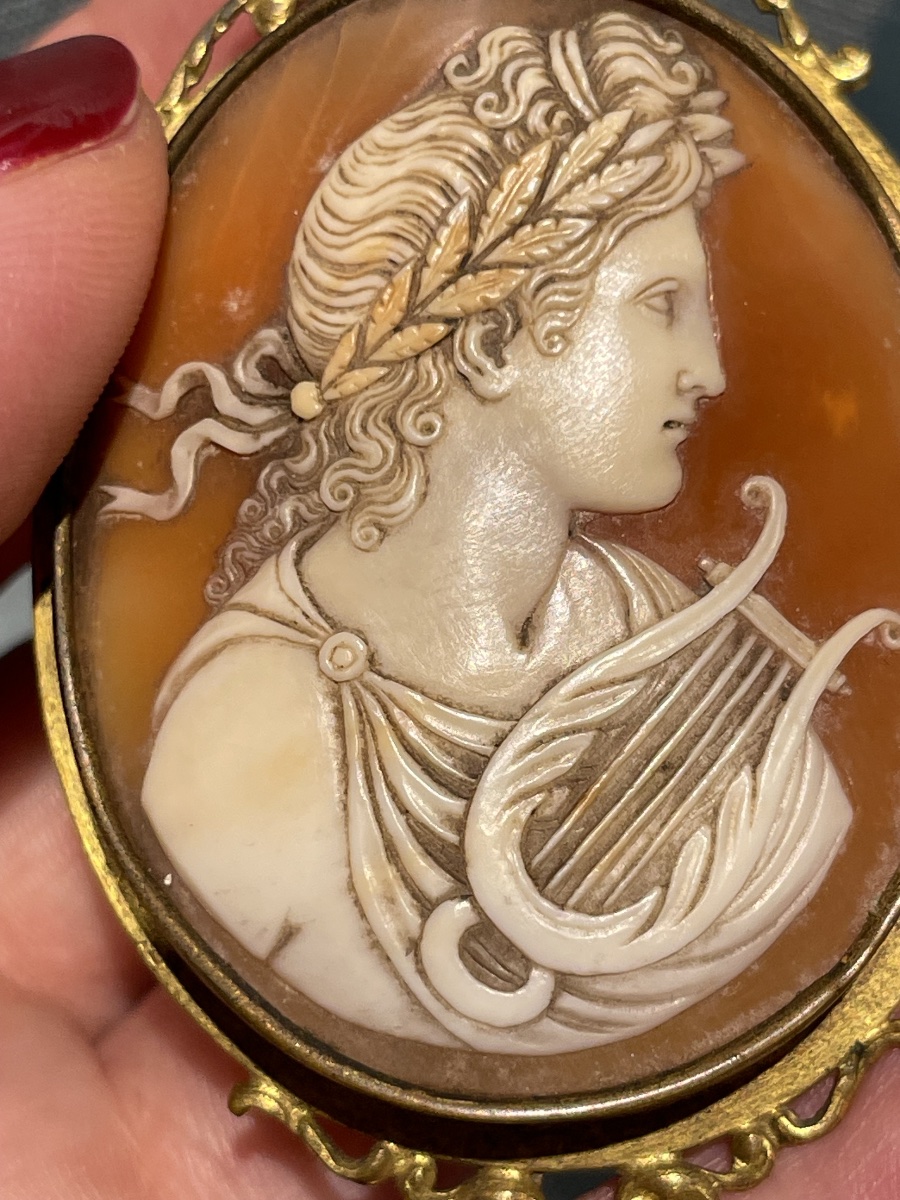 Apollo con lira e corona d’alloro. Cammeo in conchiglia, Italia, XIX secolo-photo-7