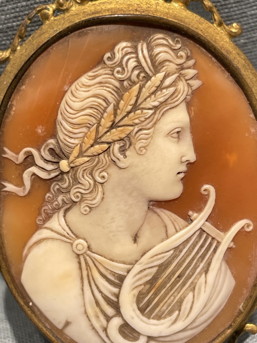 Apollo con lira e corona d’alloro. Cammeo in conchiglia, Italia, XIX secolo-photo-8