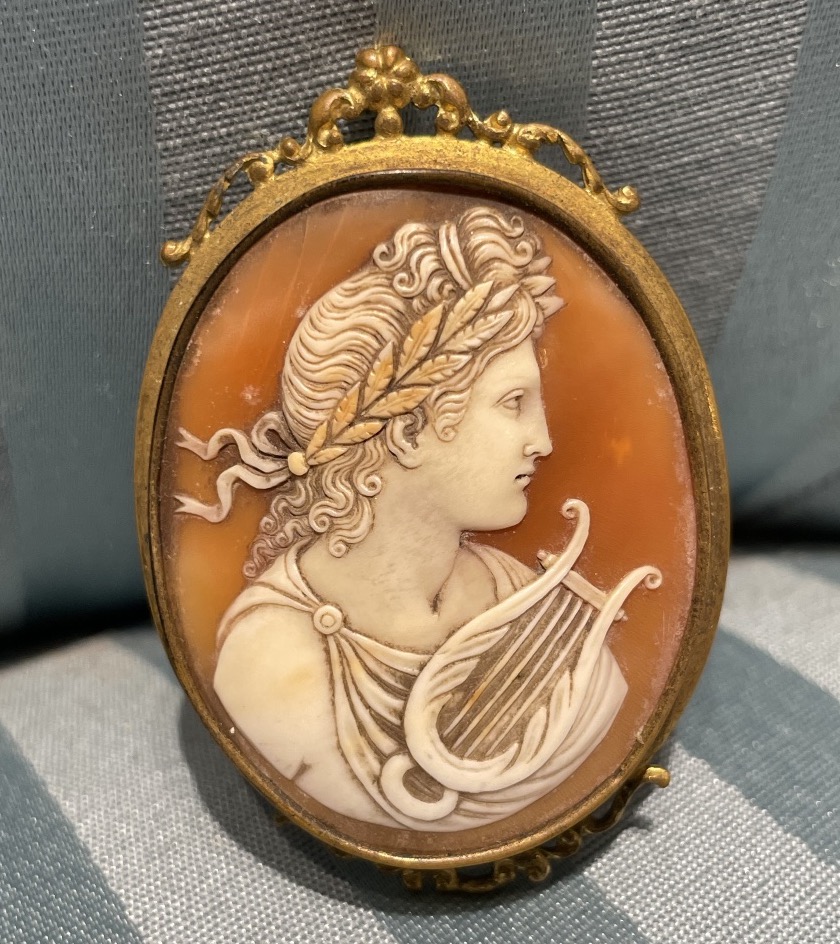 Apollo con lira e corona d’alloro. Cammeo in conchiglia, Italia, XIX secolo