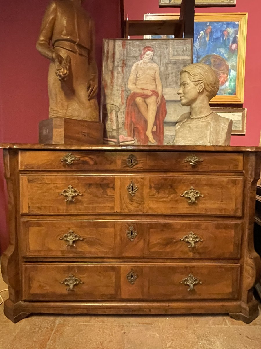 Cassettone in noce e radica con angoli sagomati, Toscana, fine XVII – inizi XVIII secolo  