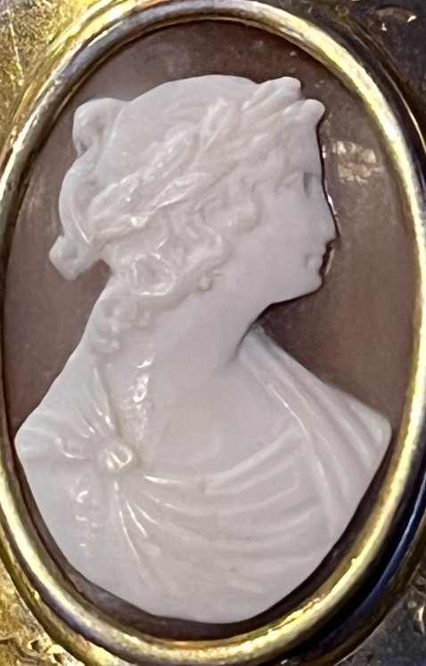 Cammeo in conchiglia con figura femminile all’antica. Italia, XIX secolo  Dimensioni: 3,8 × 2,5-photo-4