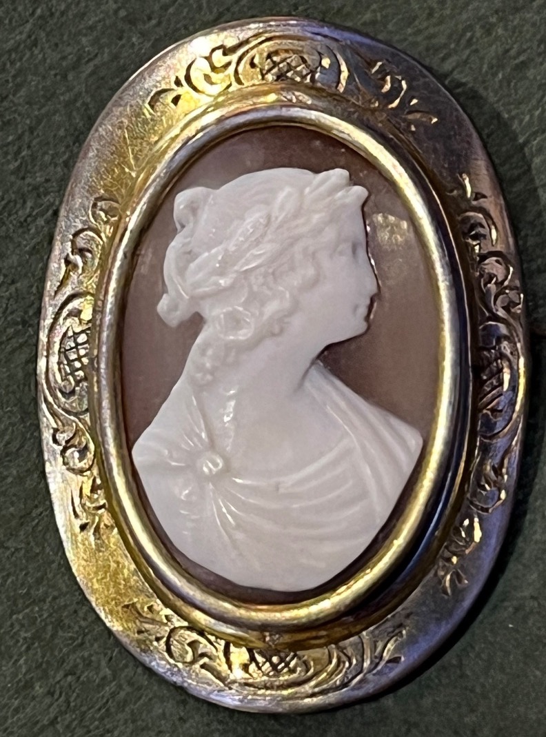 Cammeo in conchiglia con figura femminile all’antica. Italia, XIX secolo  Dimensioni: 3,8 × 2,5-photo-5