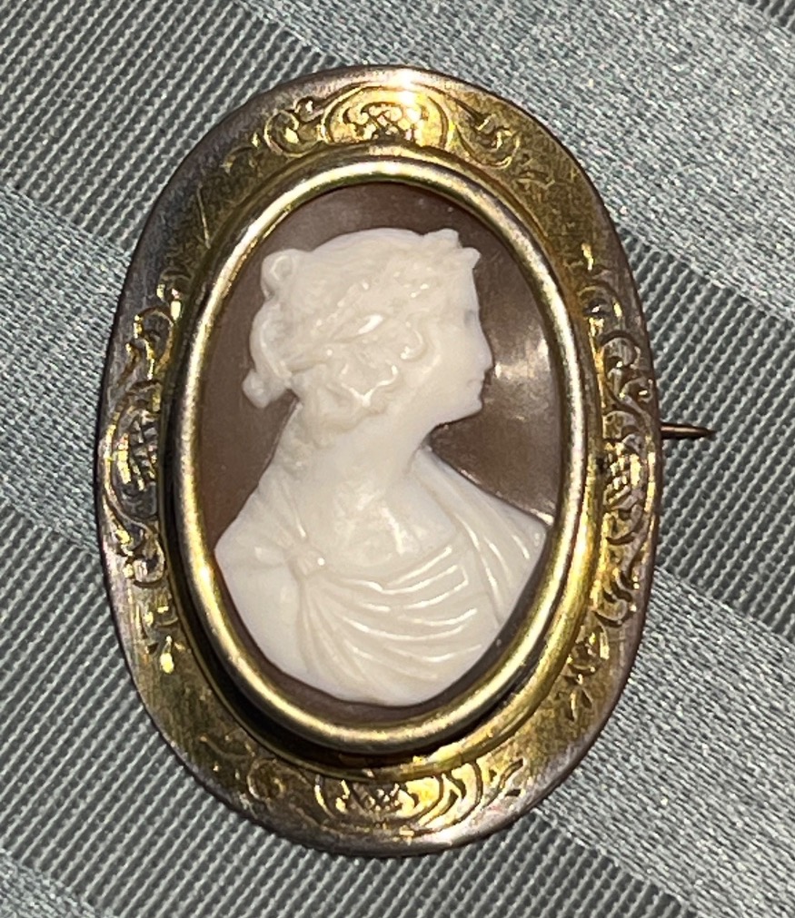 Cammeo in conchiglia con figura femminile all’antica. Italia, XIX secolo  Dimensioni: 3,8 × 2,5