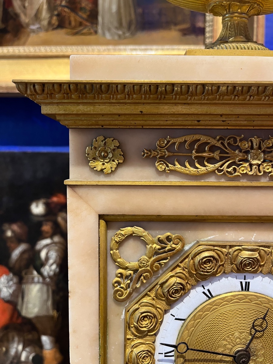 Orologio Carlo X in alabastro e bronzo dorato, quadrante con ghirlanda di rose, circa 1825-photo-2