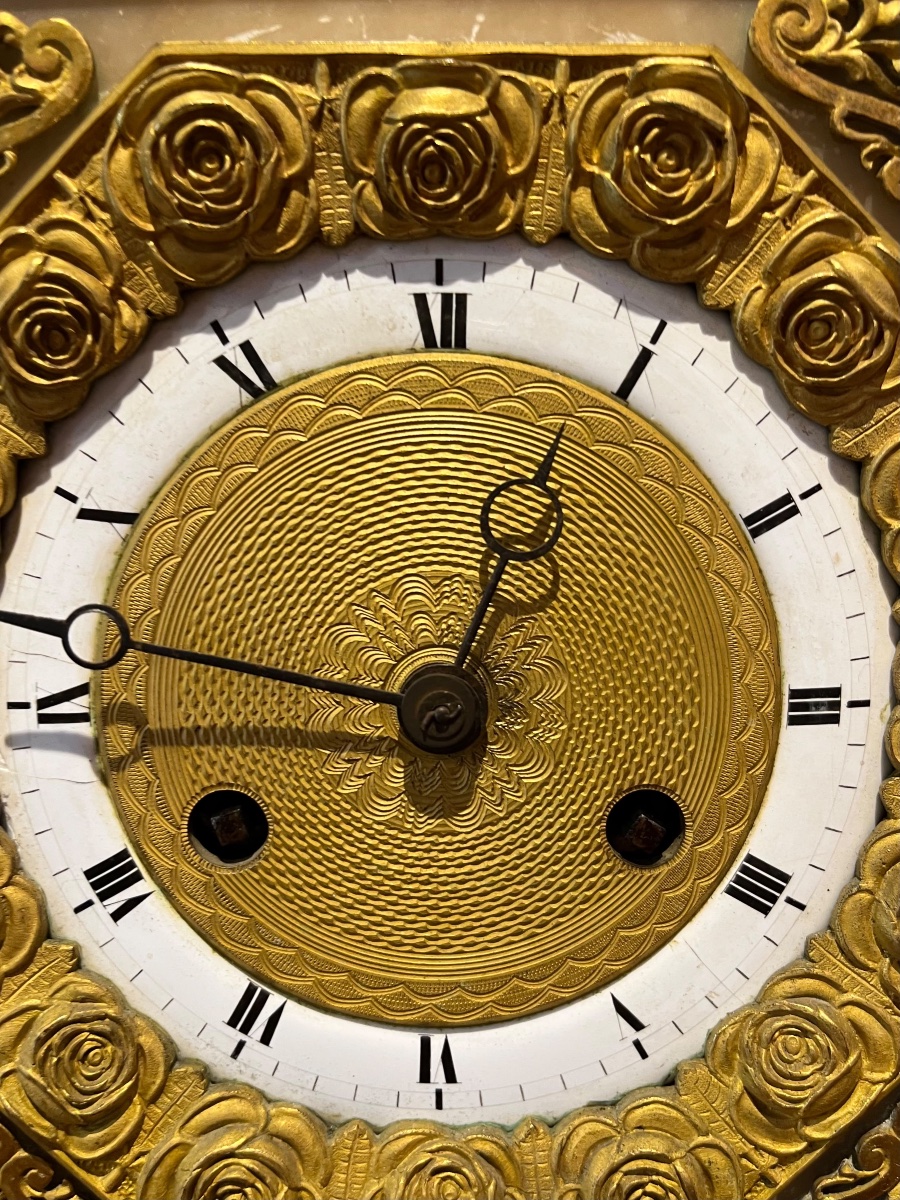 Orologio Carlo X in alabastro e bronzo dorato, quadrante con ghirlanda di rose, circa 1825-photo-3