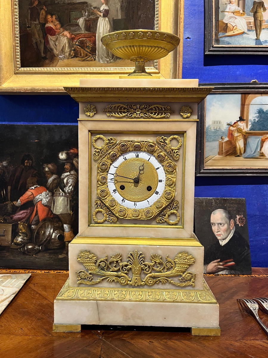 Orologio Carlo X in alabastro e bronzo dorato, quadrante con ghirlanda di rose, circa 1825-photo-2