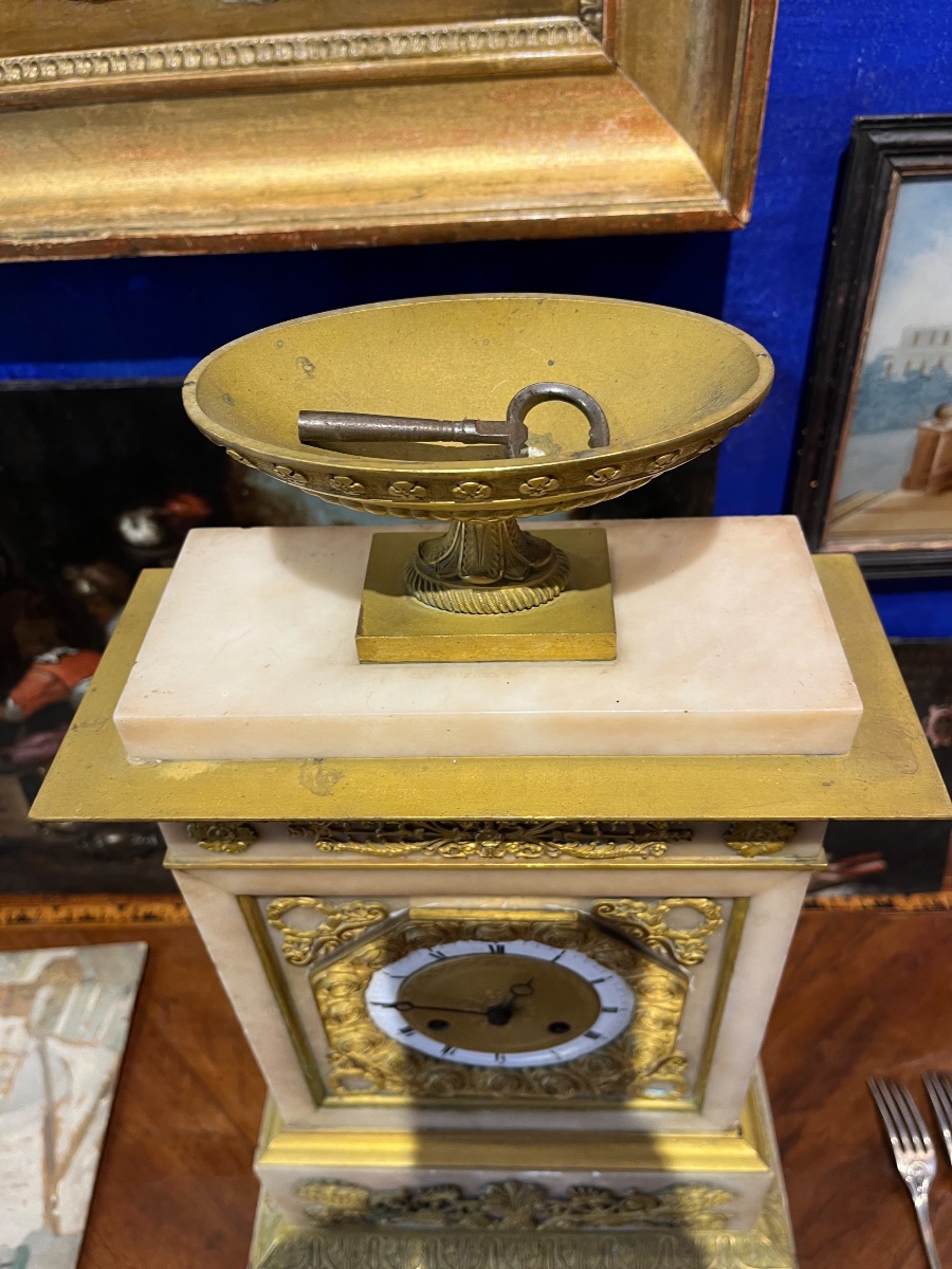 Orologio Carlo X in alabastro e bronzo dorato, quadrante con ghirlanda di rose, circa 1825-photo-3