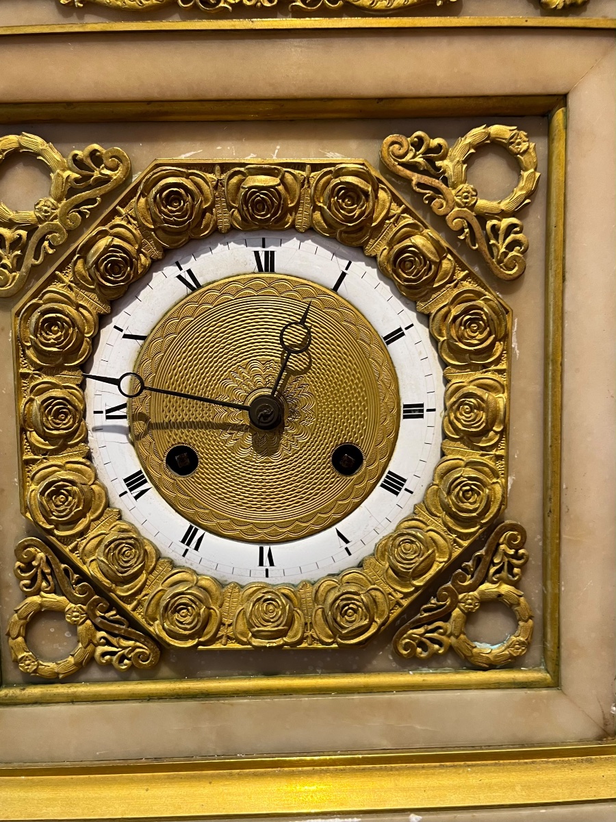 Orologio Carlo X in alabastro e bronzo dorato, quadrante con ghirlanda di rose, circa 1825-photo-4
