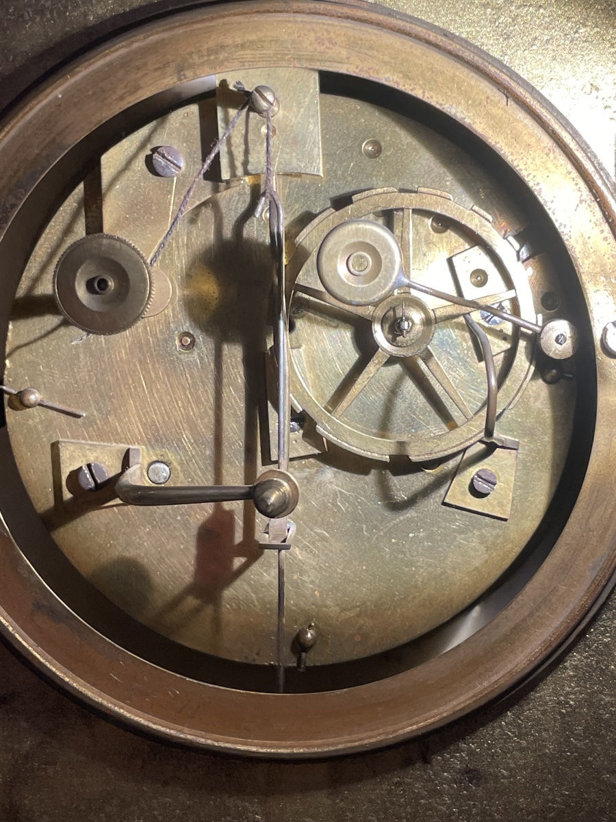 Orologio Carlo X in alabastro e bronzo dorato, quadrante con ghirlanda di rose, circa 1825-photo-5