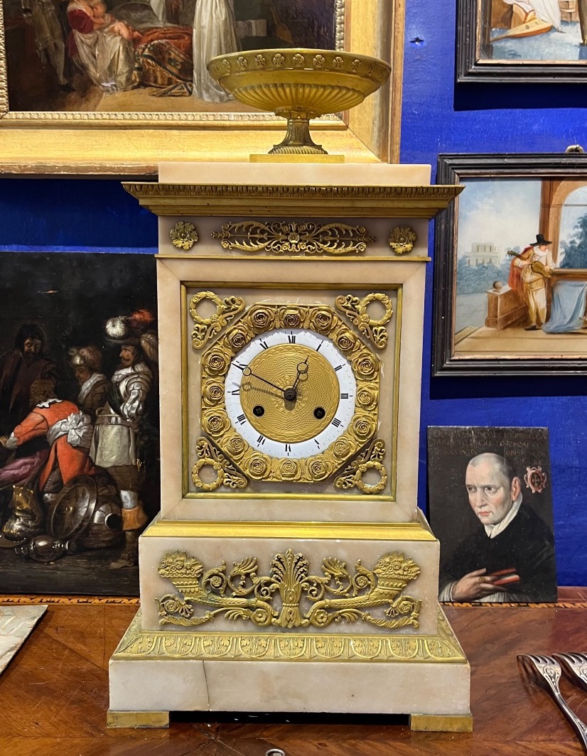 Orologio Carlo X in alabastro e bronzo dorato, quadrante con ghirlanda di rose, circa 1825