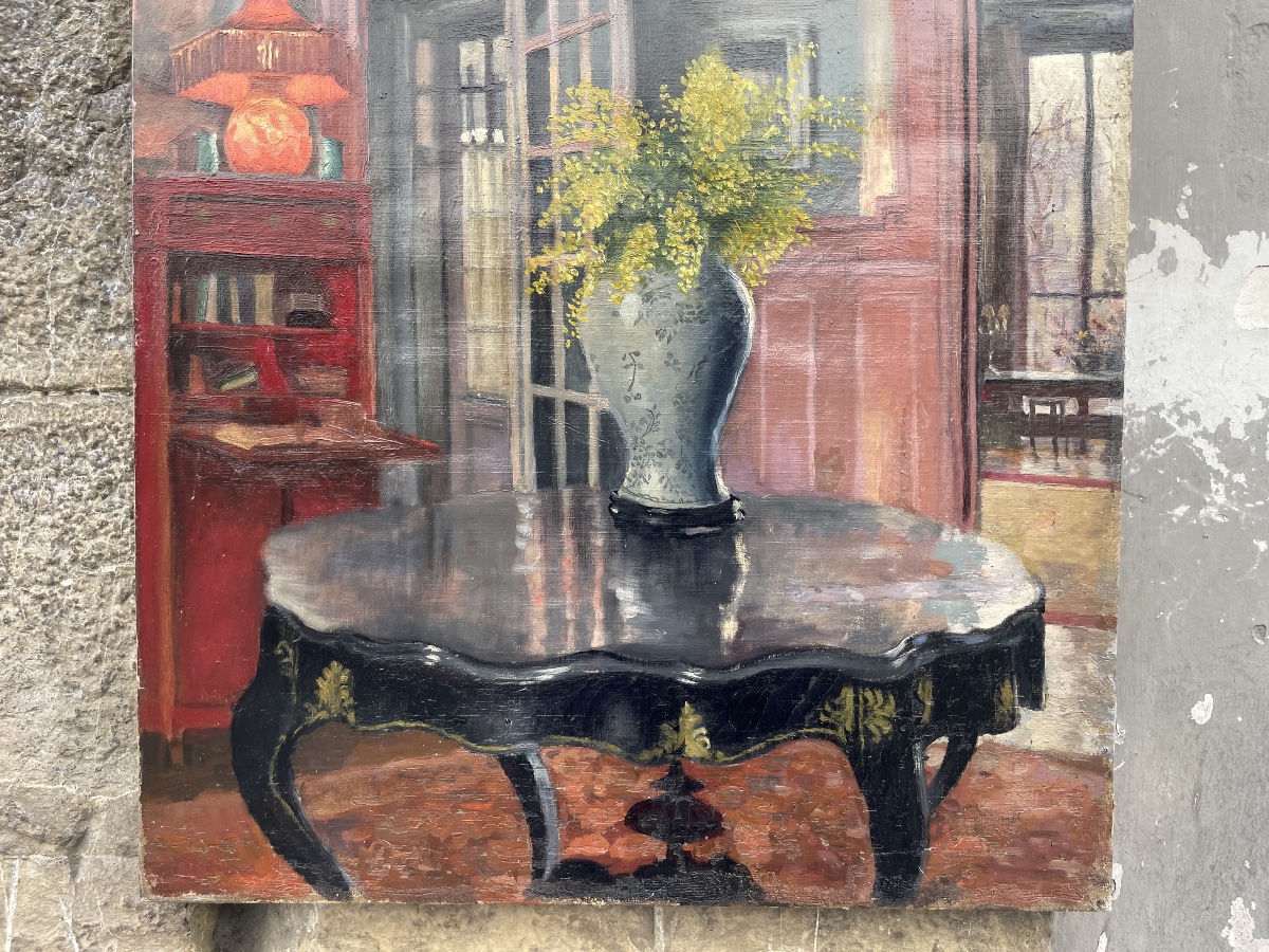Interno di appartamento francese con grandi finestre, mobile rosso e mimose, ca. 1930 -photo-3