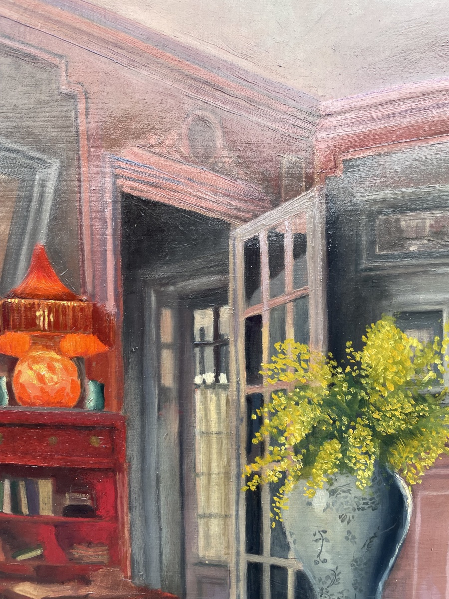 Interno di appartamento francese con grandi finestre, mobile rosso e mimose, ca. 1930 -photo-4