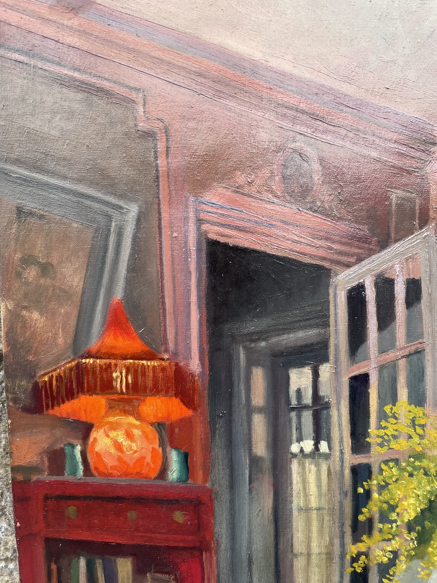 Interno di appartamento francese con grandi finestre, mobile rosso e mimose, ca. 1930 -photo-1