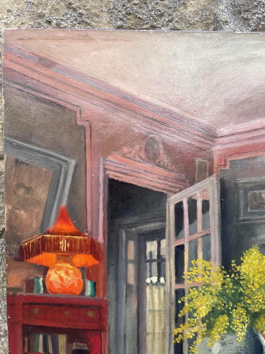 Interno di appartamento francese con grandi finestre, mobile rosso e mimose, ca. 1930 -photo-2
