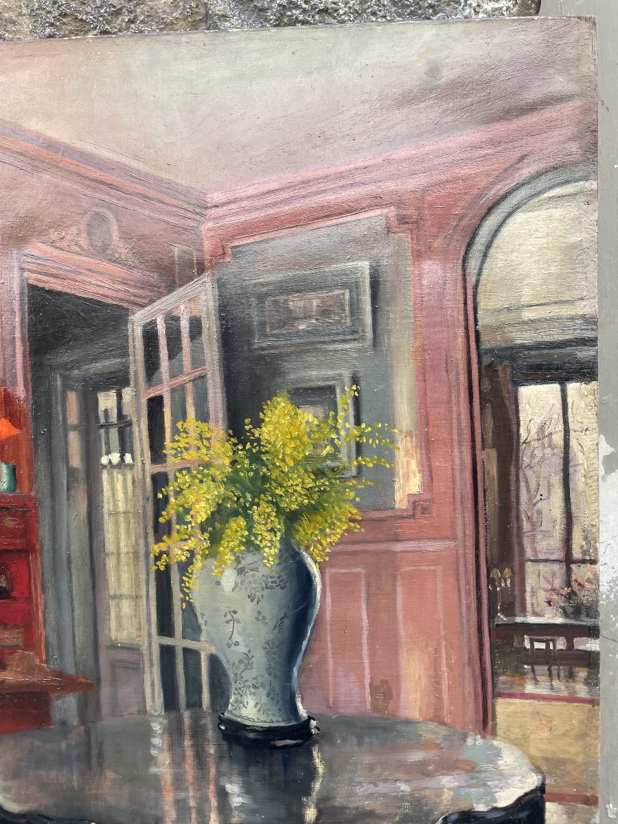 Interno di appartamento francese con grandi finestre, mobile rosso e mimose, ca. 1930 -photo-6