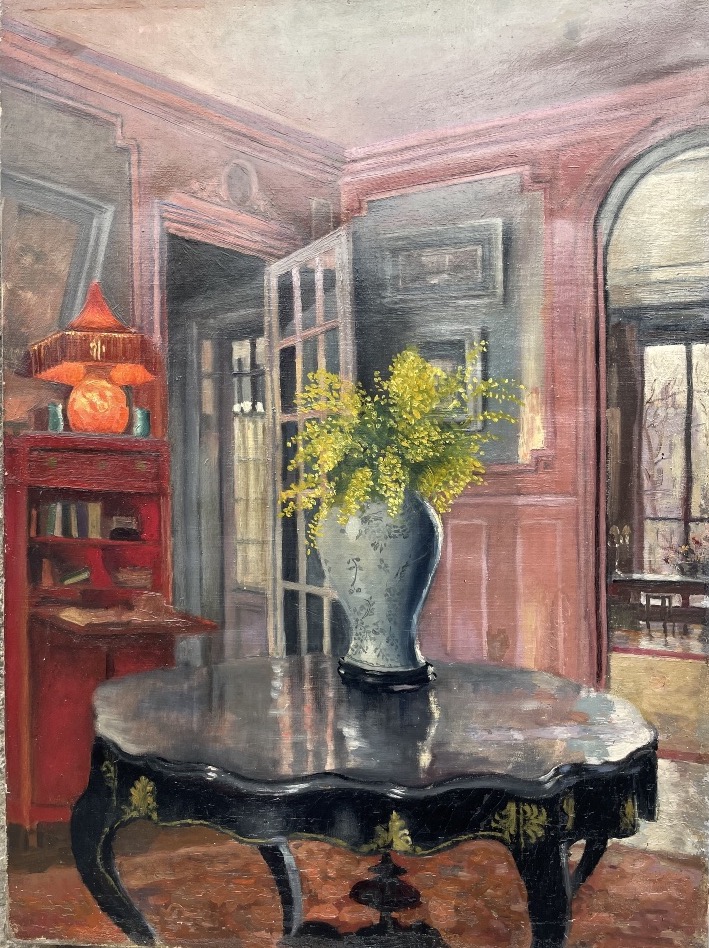 Interno di appartamento francese con grandi finestre, mobile rosso e mimose, ca. 1930 