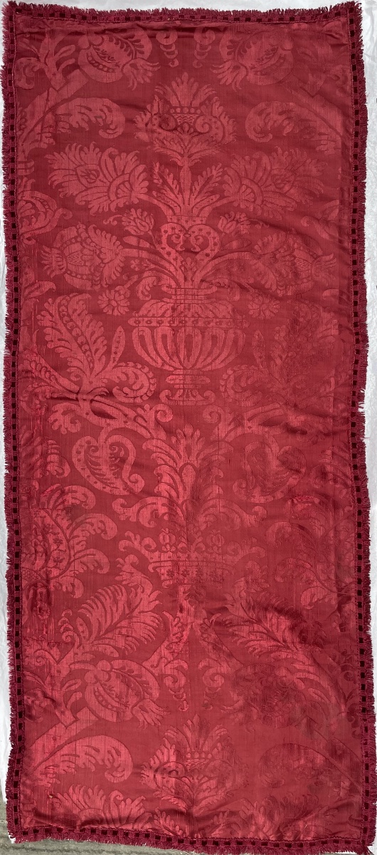 Damasco di seta con vasi, melograni e garofani, Italia, XVII secolo, 148 × 63 cm  
