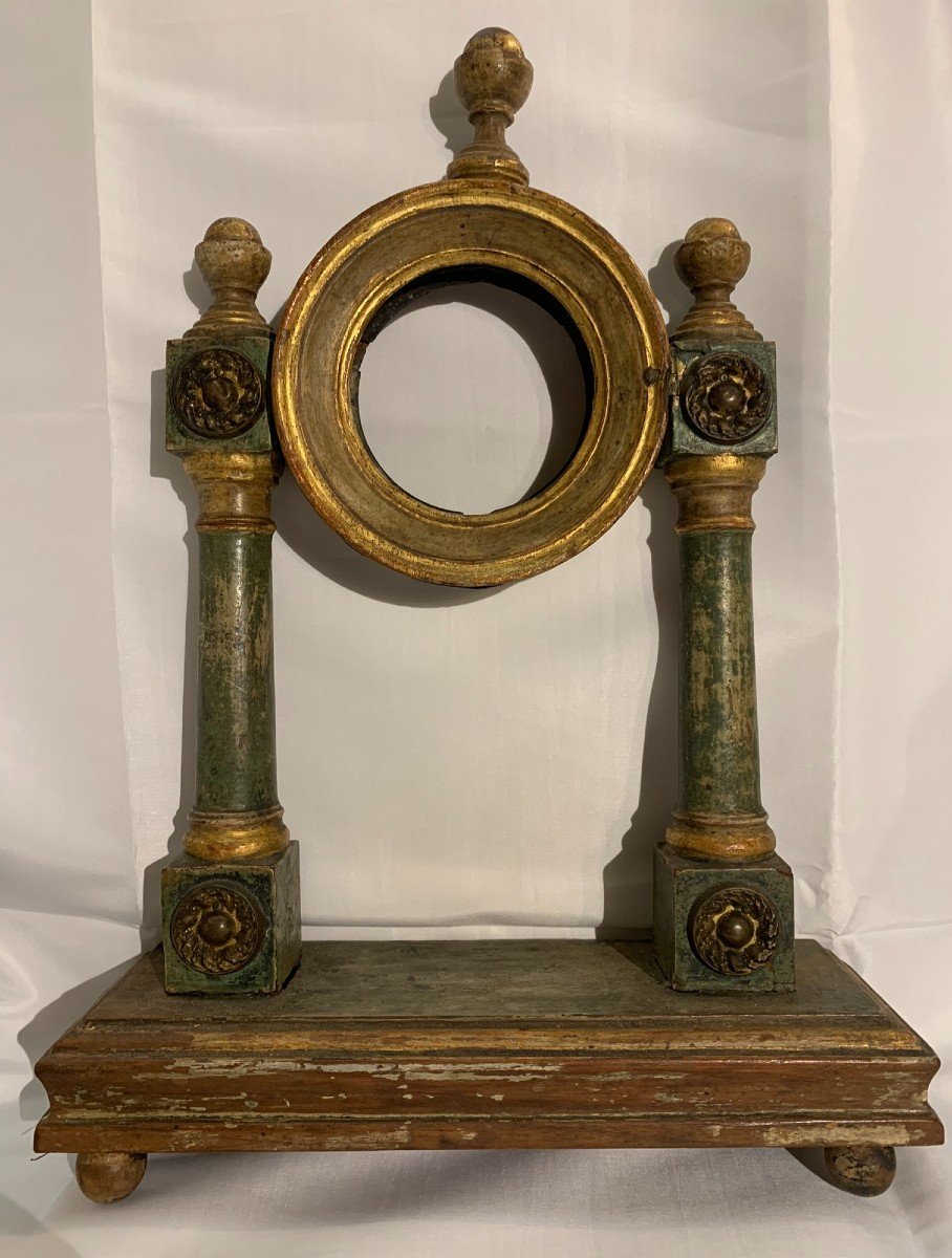 Cassa di un orologio in legno policromo. 1800 circa