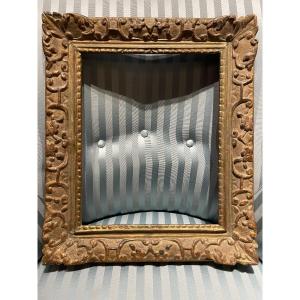 Cornice Luigi XV a fiori e volute in legno intagliato e dorato, Francia, XVIII sec.  47x 40cm