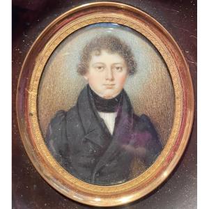 Ritratto miniatura di giovane uomo, circa 1830, con redingote e cravatta nera alta 