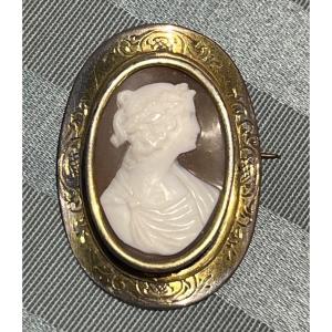 Cammeo in conchiglia con figura femminile all’antica. Italia, XIX secolo  Dimensioni: 3,8 × 2,5
