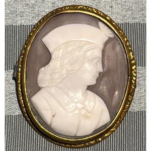 Cammeo in conchiglia con profilo femminile in costume rinascimentale. Italia, metà XIX secolo  