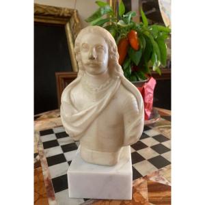 Piccolo busto in marmo di un nobile.  Circa 1700