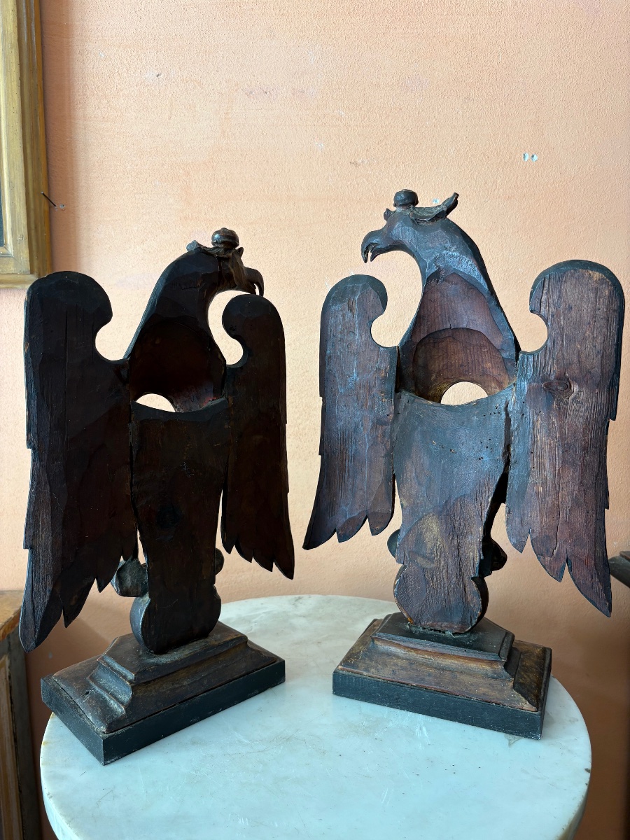 Due porta orologi in legno intagliato e Laccato raffiguranti aquile -photo-2
