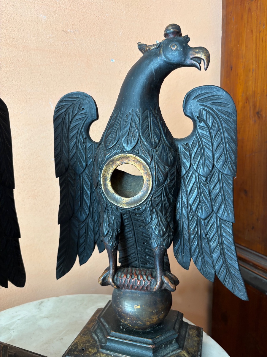 Due porta orologi in legno intagliato e Laccato raffiguranti aquile -photo-3