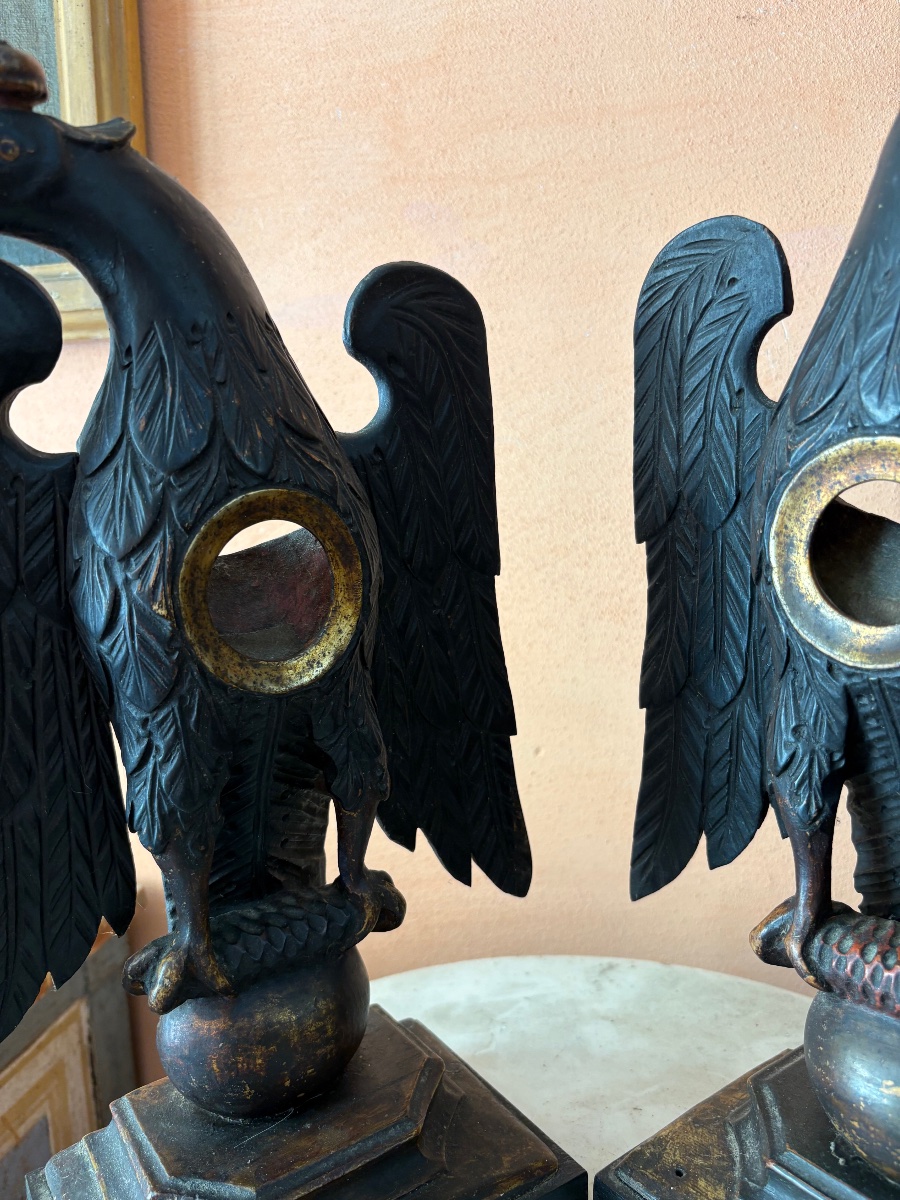 Due porta orologi in legno intagliato e Laccato raffiguranti aquile -photo-4
