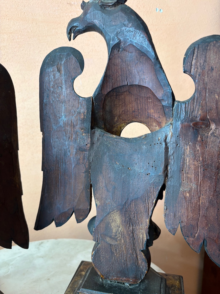 Due porta orologi in legno intagliato e Laccato raffiguranti aquile -photo-1