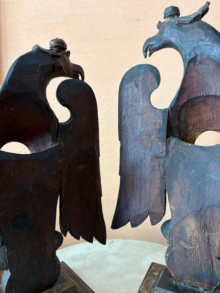 Due porta orologi in legno intagliato e Laccato raffiguranti aquile -photo-2