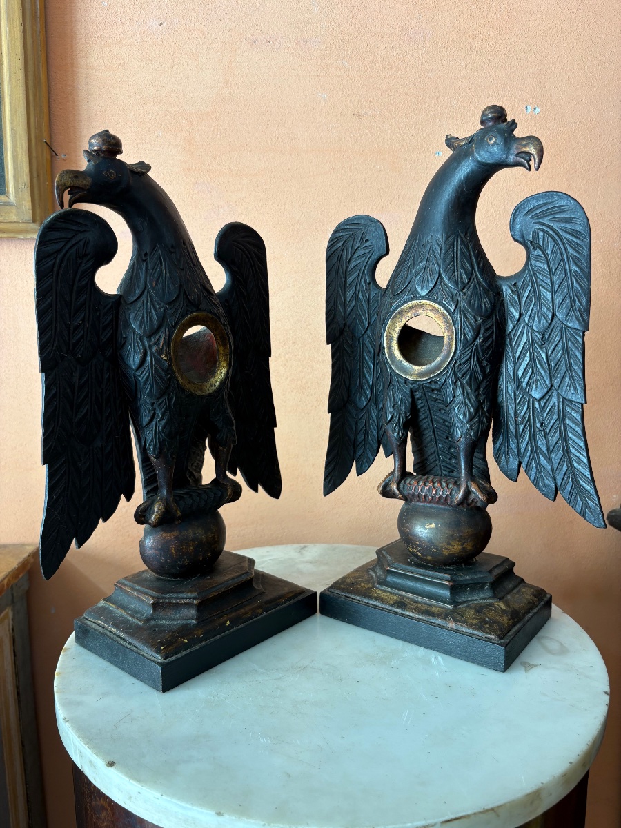 Due porta orologi in legno intagliato e Laccato raffiguranti aquile 