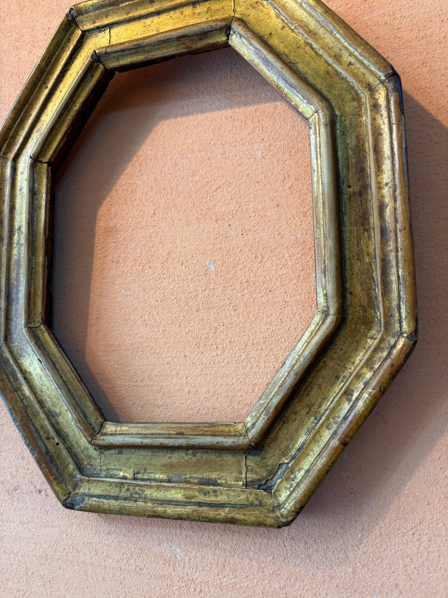 Ma Cornice Ottagonale in legno Dorato. -photo-1