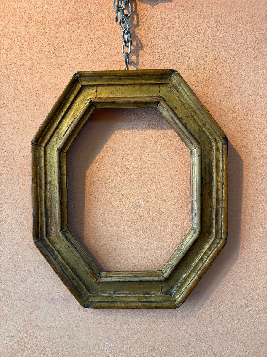 Ma Cornice Ottagonale in legno Dorato. 
