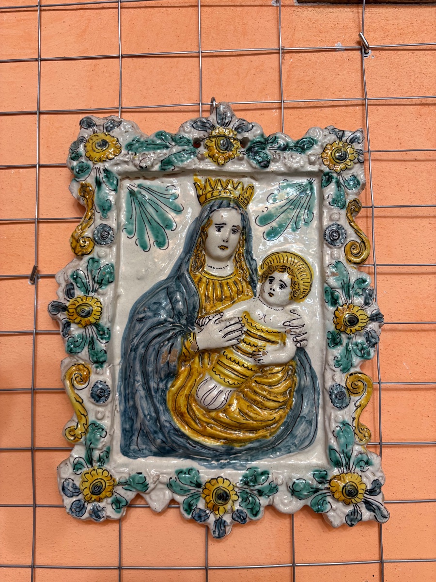 Targa in Maiolica policroma  raff. Madonna con Bambino 